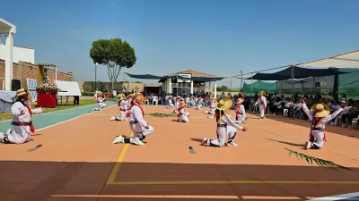 Estudiantes de 5to primaria bailando Cañeros de San Jacinto