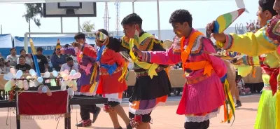 Estudiantes de 3ro secundaria bailando Contradanza