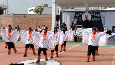 Estudiantes de 1ro de secundaria bailando Quiulladanza
